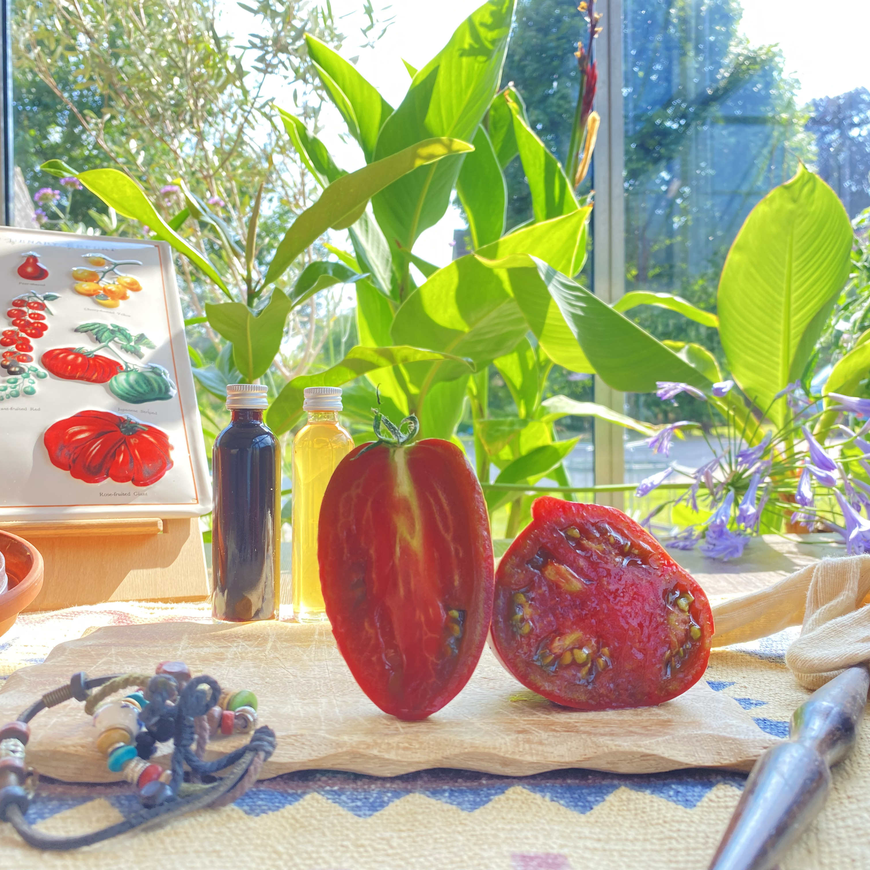 aufgeschnittene violette Tomate auf dem Brett