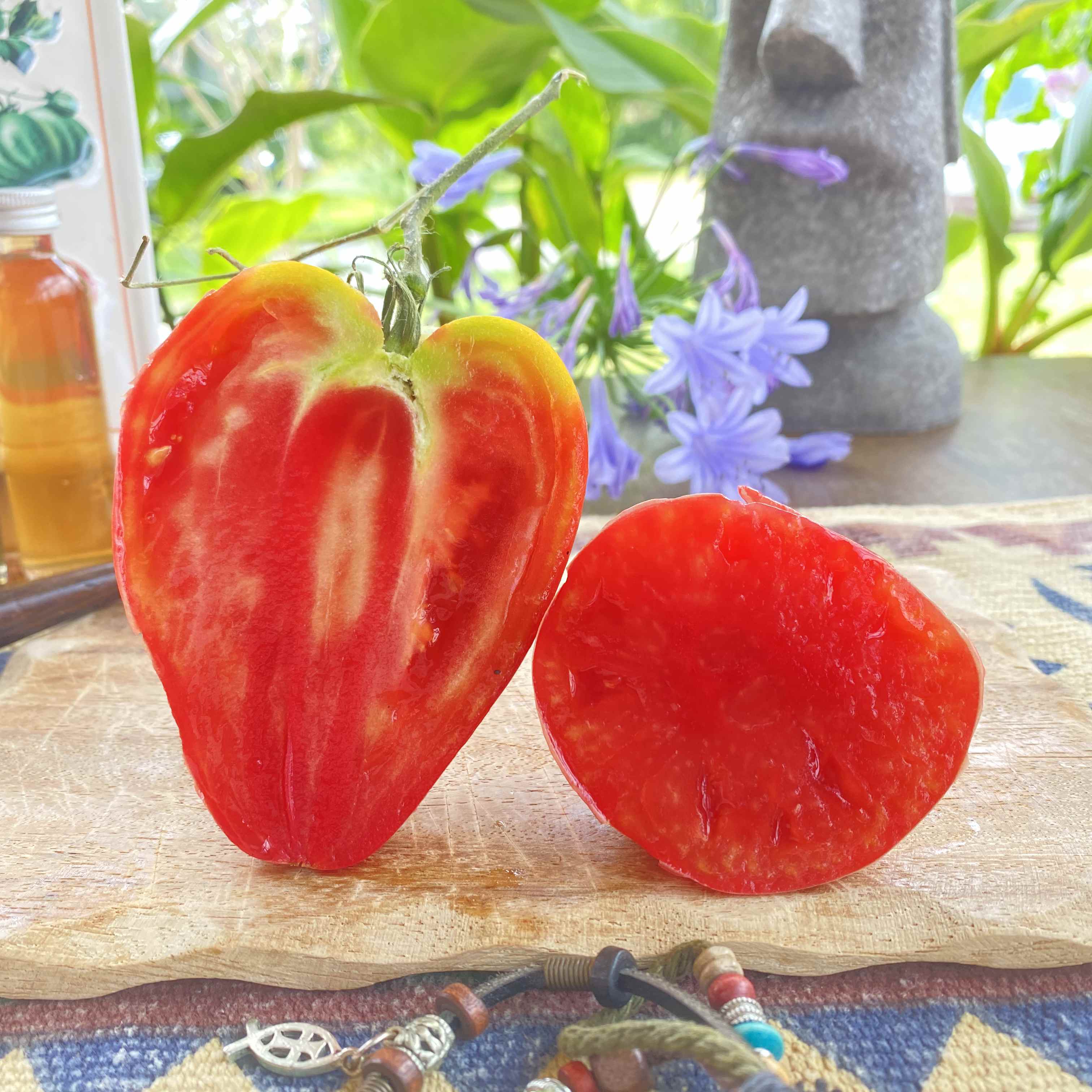 Eine herzförmige rote Tomate