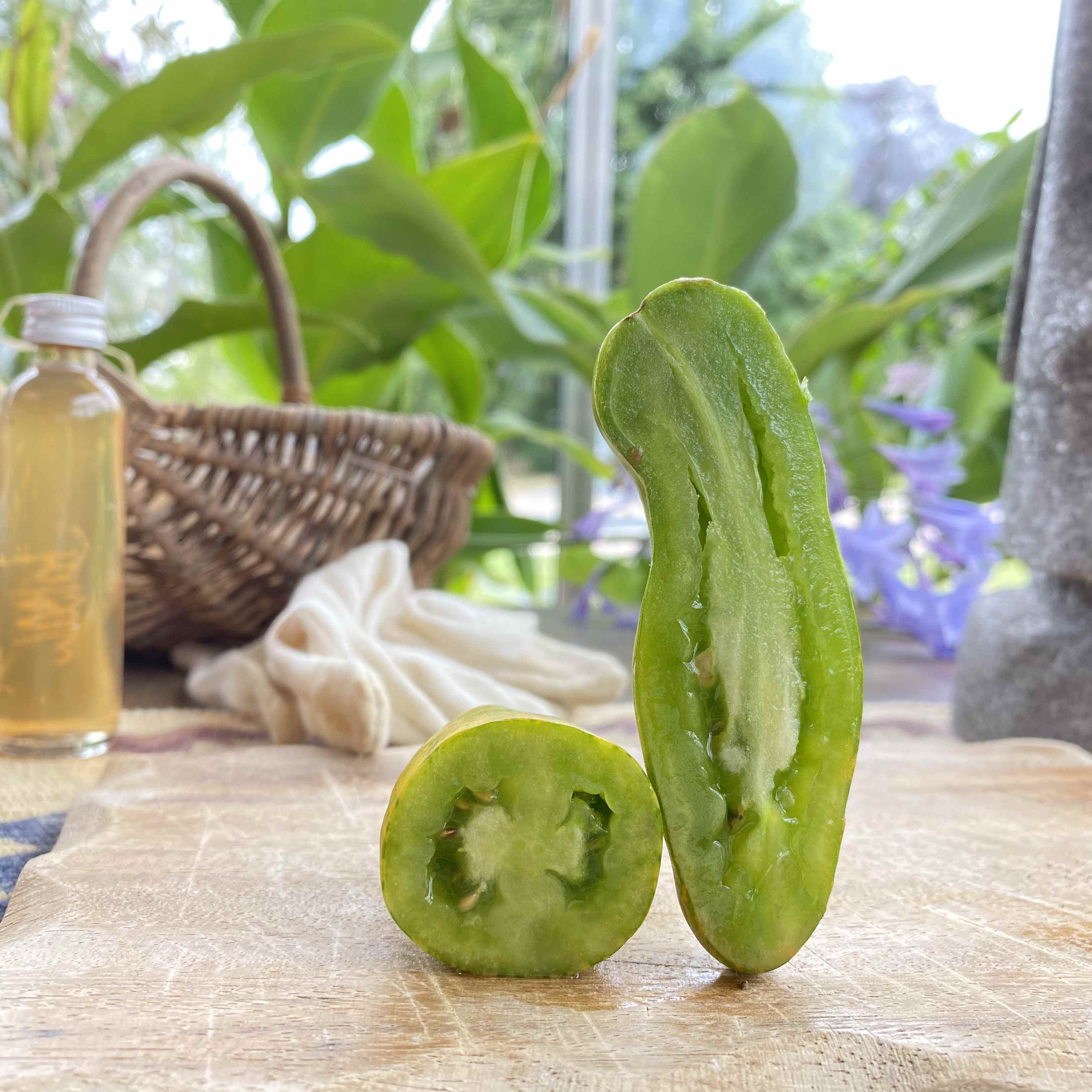 Eine länglich grüne halbierte Tomate