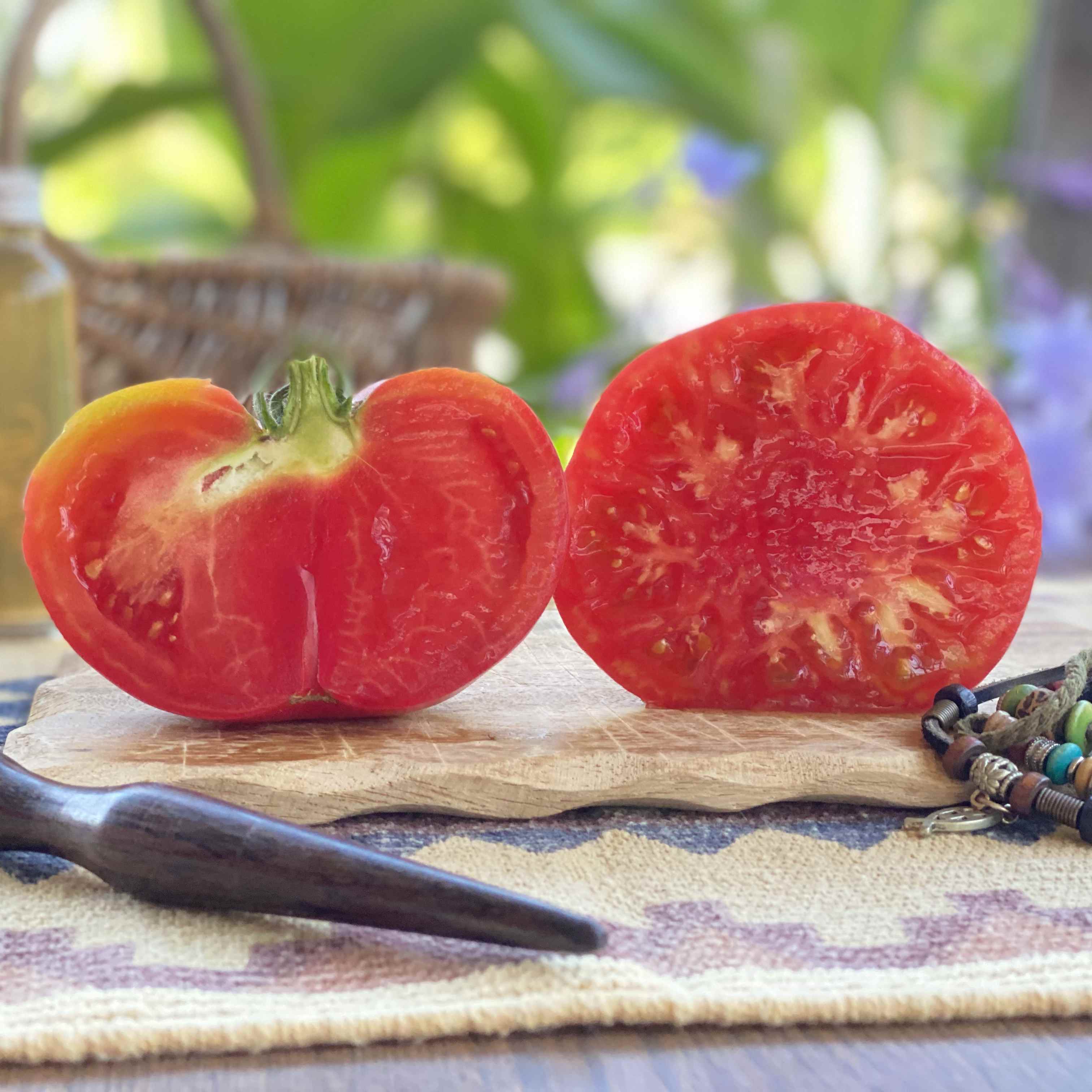 Eine rote ovale Fleischtomate