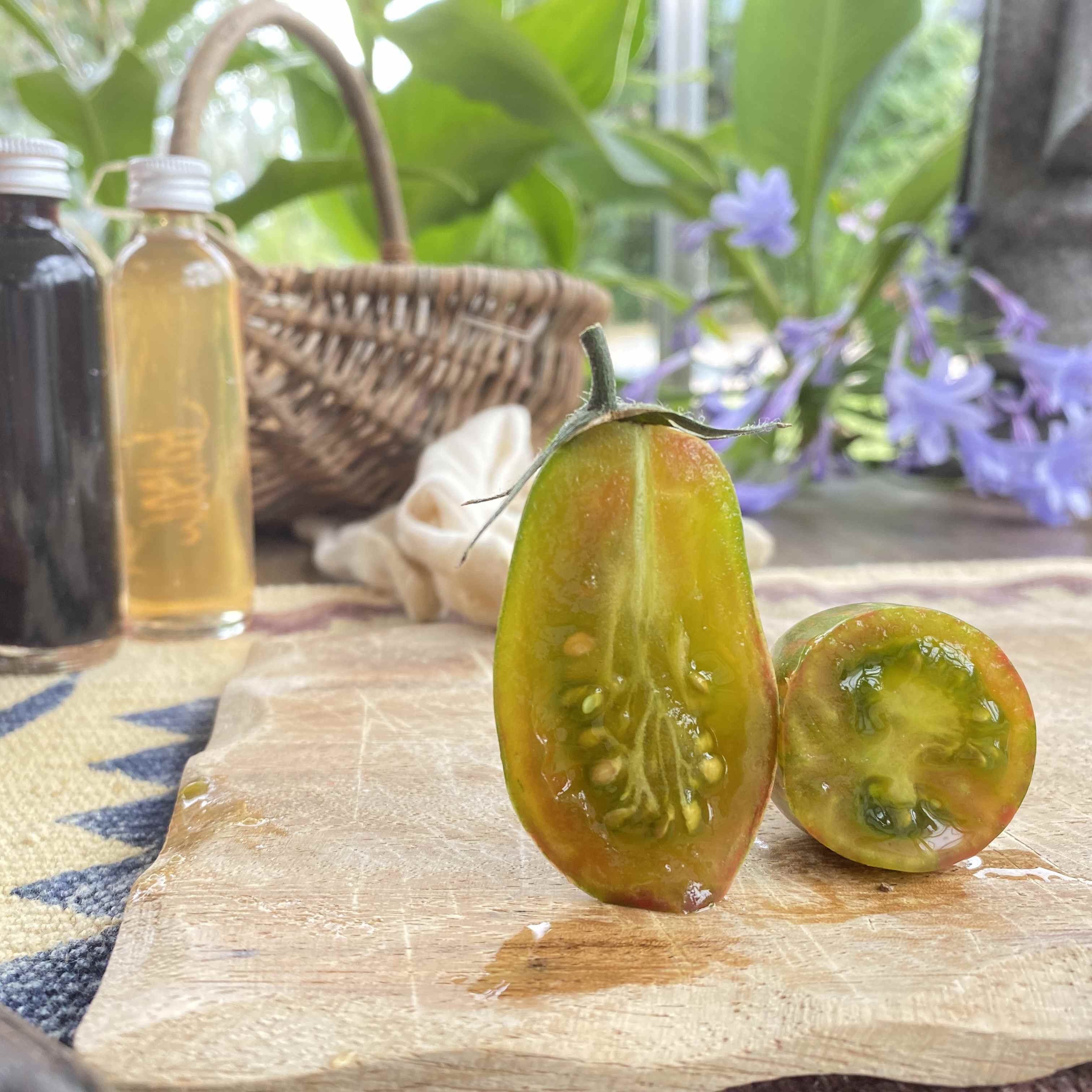 Grüne kleine halbierte Tomate auf einem Brett