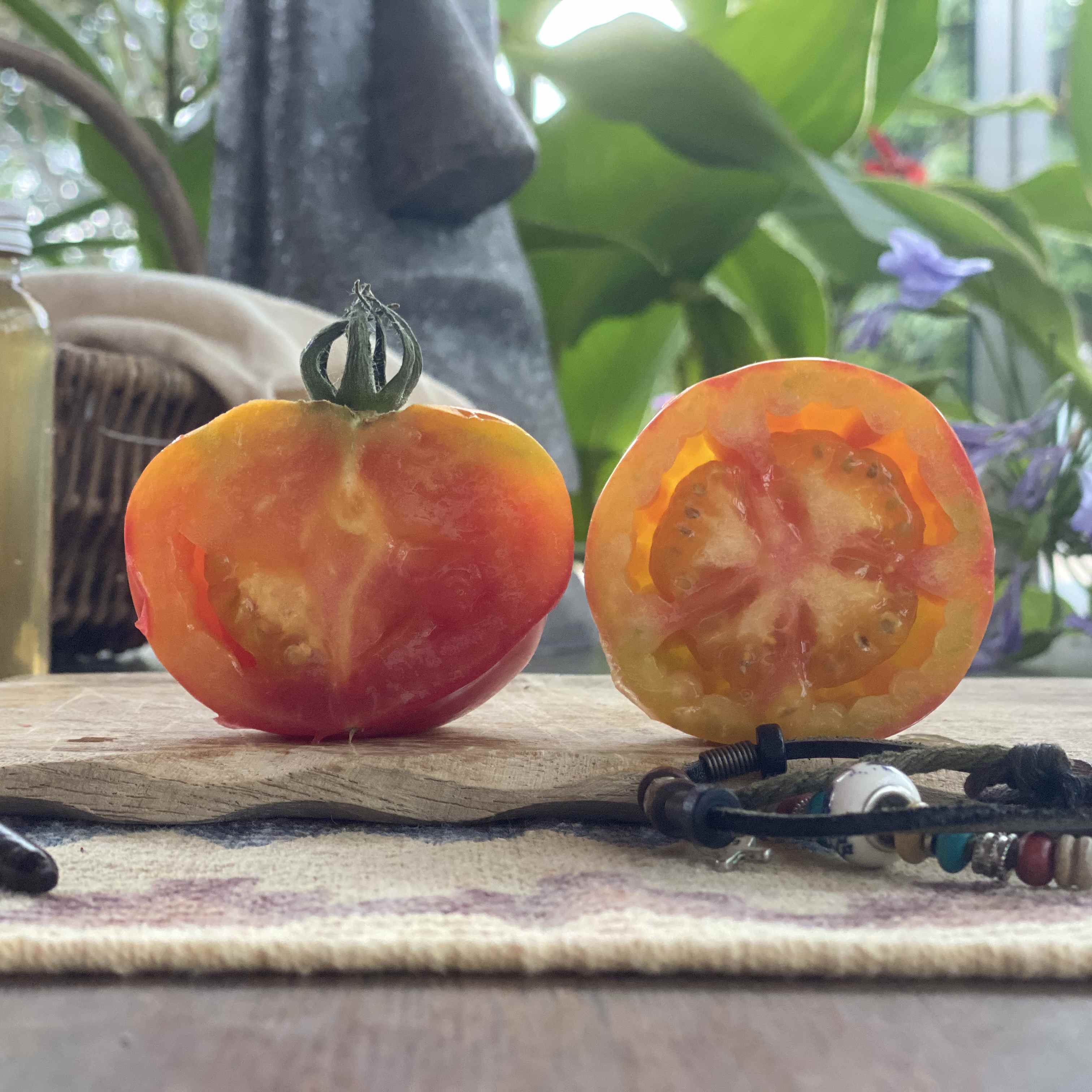 Eine rot/gelbe halbierte Tomatenfrucht auf einem Brett