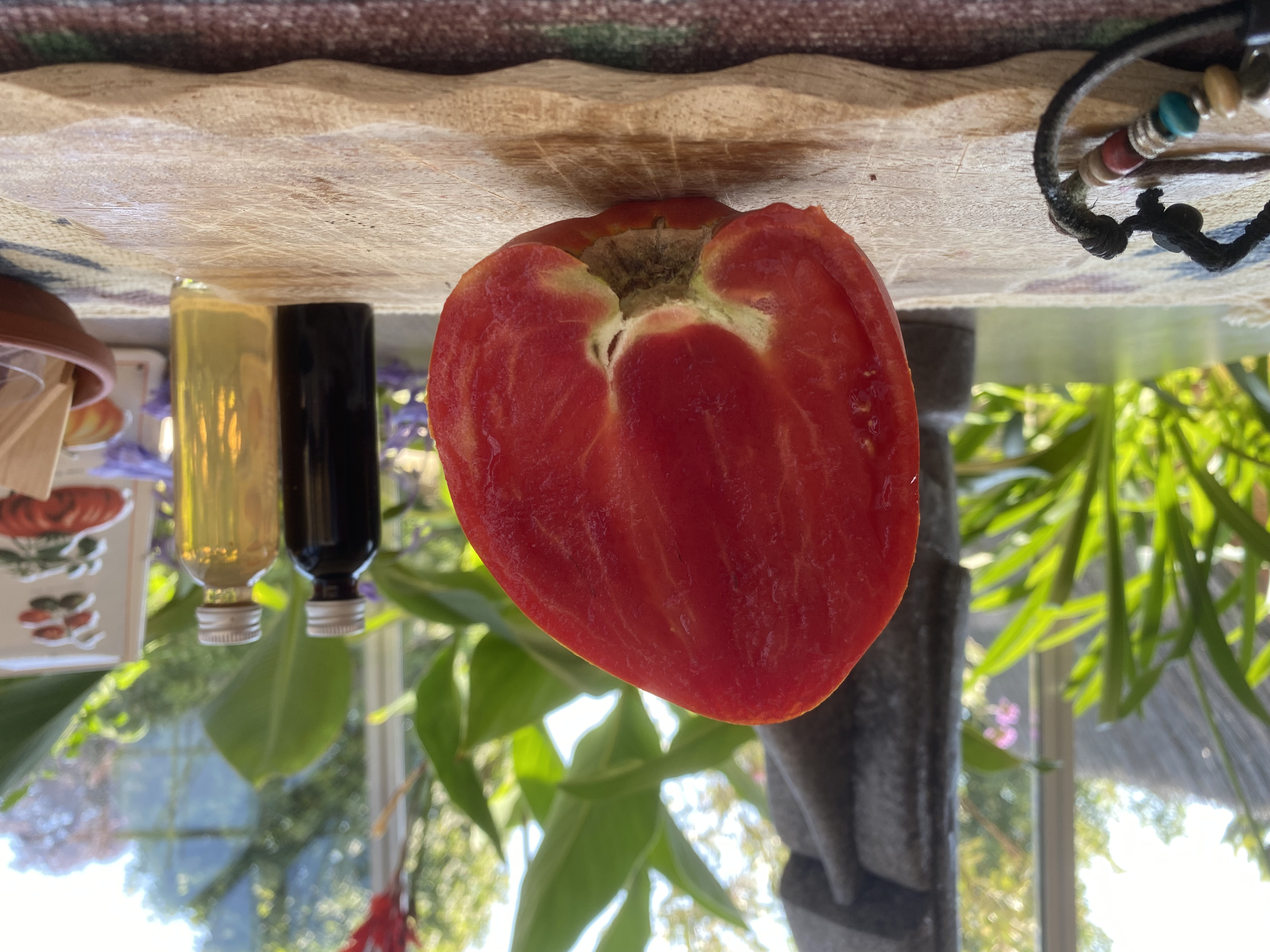 Eine länglich halbierte herzförmige Fleischtomate