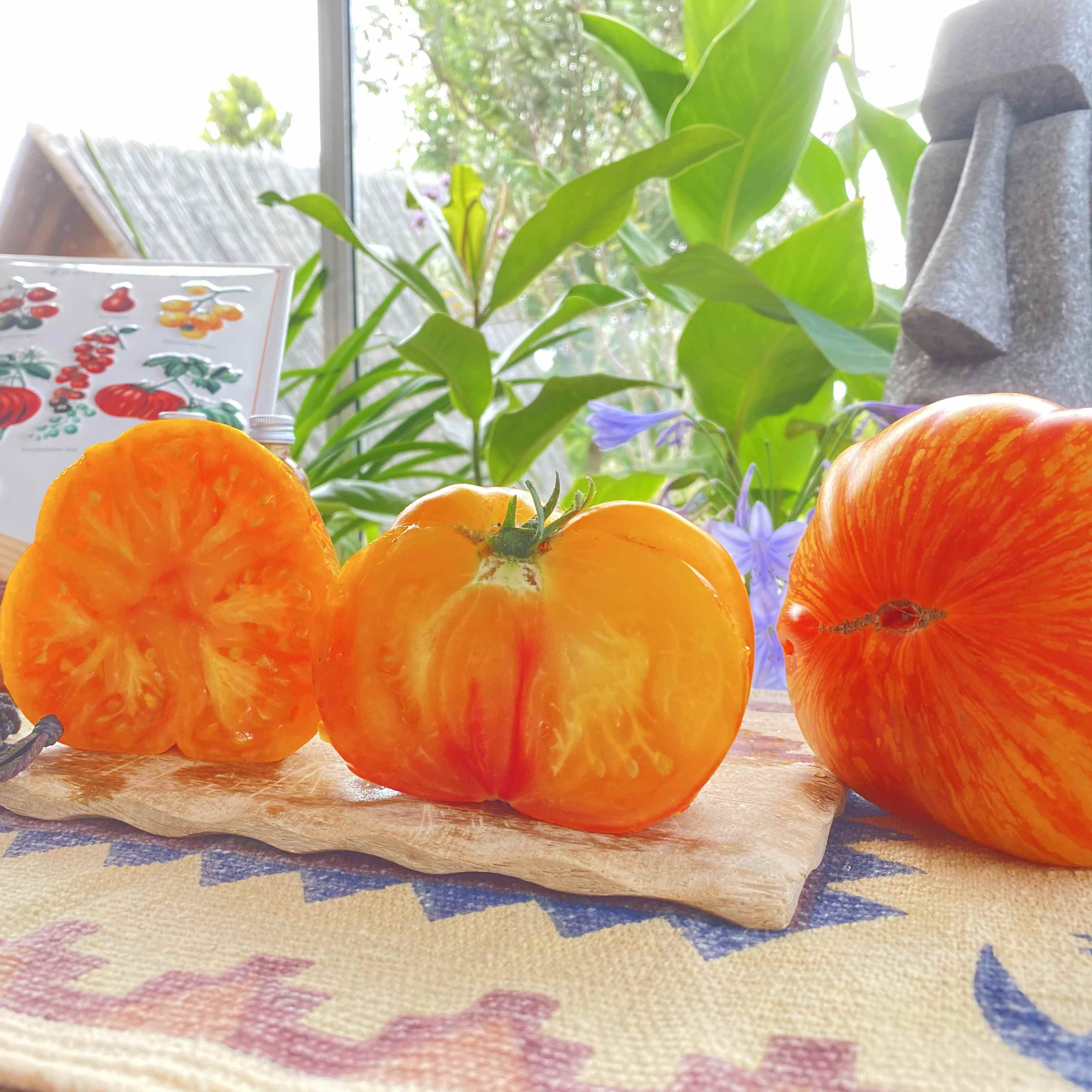 Eine aufgeschnittene orange Tomatenfrucht