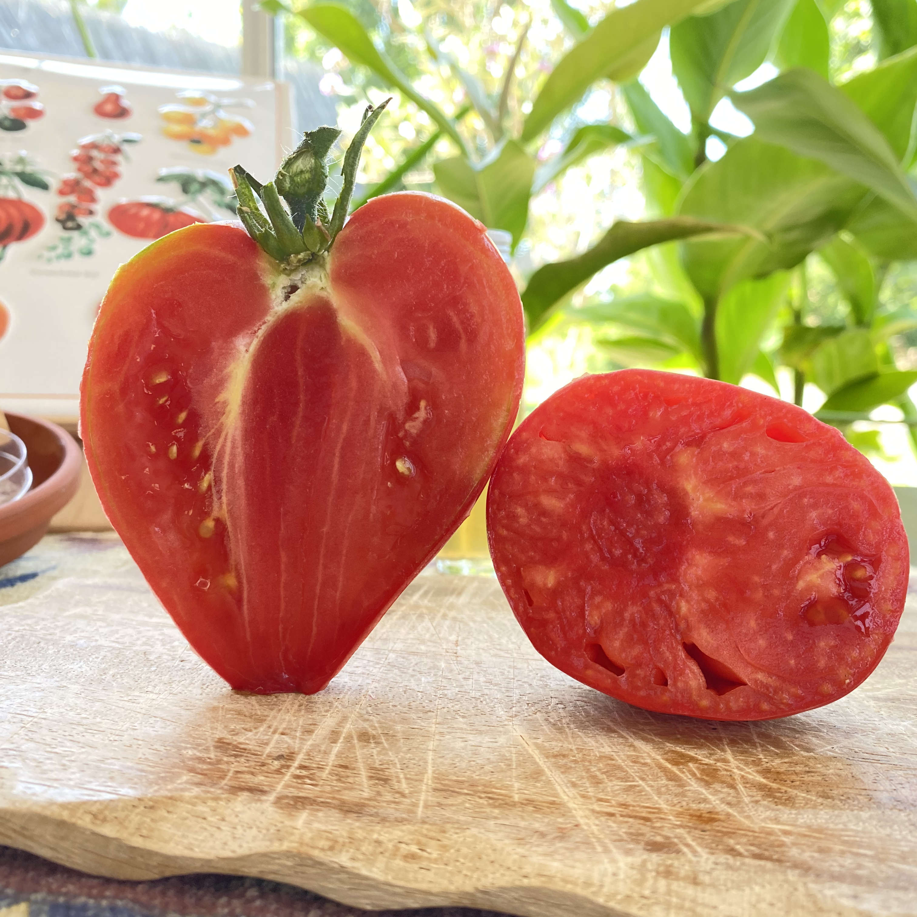 Schöne herzförmige halbierte Tomate