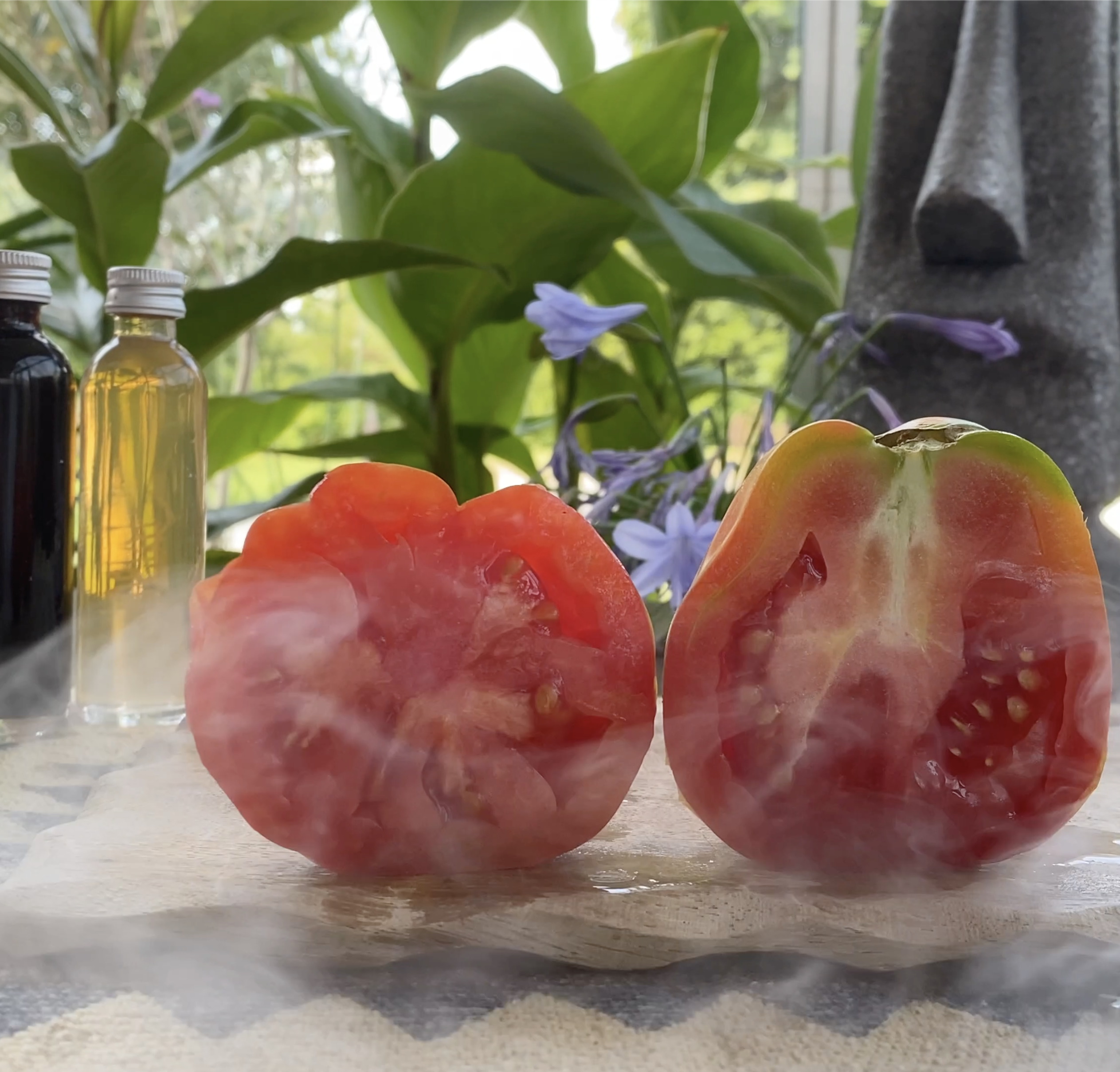 Eine aufgeschnittene Rote Tomate auf einem Brett